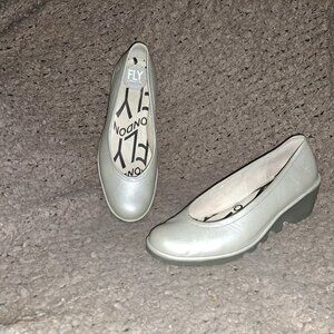 FLY LONDON-Metallic Silver Pearl-Leather-Low Wedge-Sz 38-Near Mint